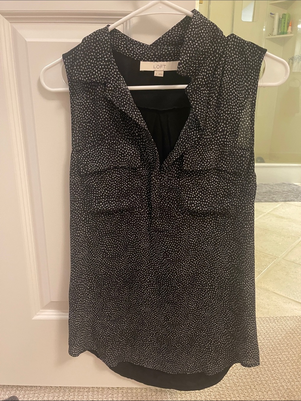 Sleeveless spotted blouse